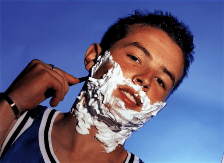 Подросток бреется и думает об увеличении члена